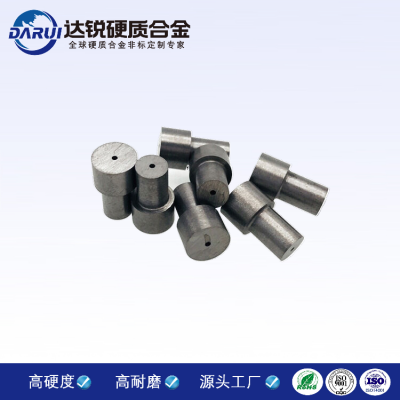 硬質合金帶孔棒是一種由硬質合金制成的圓柱形棒材，其表面具有一定數(shù)量和尺寸的孔洞。這種材料常用于機械加工領域，特別是用于鉆孔、銑削和切割等